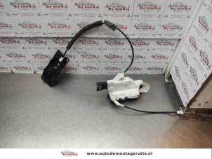 O142478 Gebruikte deurslot mechaniek 4deurs links-voor Peugeot 3008