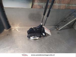 O142516 Gebruikte portierslot mechaniek 4deurs links-voor Mitsubishi Colt