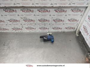 O142663 Gebruikte ruitensproeierpomp voor Renault Twingo