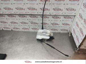 O142666 Gebruikte portierslot mechaniek 2deurs links Renault Twingo