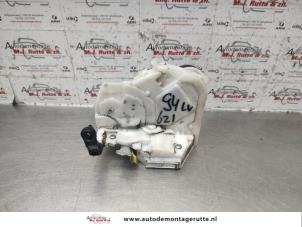 O142805 Gebruikte slotmechaniek portier 4deurs links-voor Daihatsu Cuore