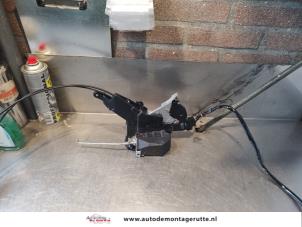 O143493 Gebruikte deurslot mechaniek 4deurs rechts-voor Lexus IS 200