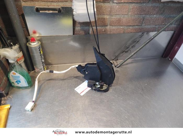 Gebruikte Slotmechaniek Portier 4Deurs links-achter Lexus IS 200 O143508