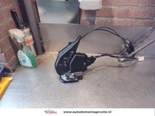 O143509 Gebruikte slotmechaniek portier 4deurs rechts-achter Lexus IS 200