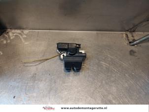 O143535 Gebruikte slotmechaniek achterklep Lexus IS 200