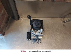 O143558 Gebruikte abs pomp Lexus IS 200