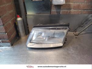 O143612 Gebruikte koplamp links Volkswagen Passat
