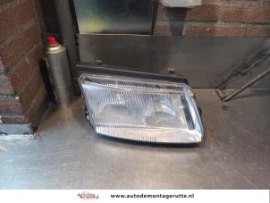 O143613 Gebruikte rechter koplamp Volkswagen Passat