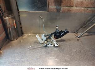 O143786 Gebruikte deurslot mechaniek 2deurs rechts Toyota Aygo