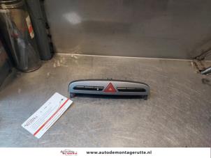 O143815 Gebruikte schakelaar paniekverlichting Peugeot 308