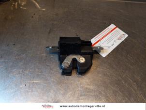 O144163 Gebruikte slotmechaniek achterklep Opel Corsa
