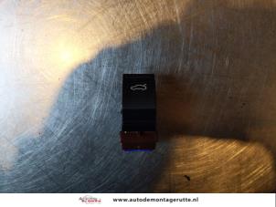 O144292 Gebruikte schakelaar achterklep Volkswagen Passat