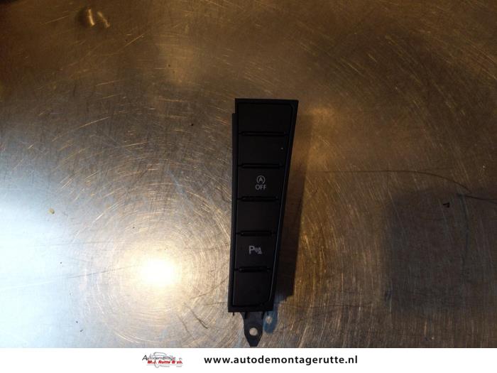 Gebruikte PDC Schakelaar Volkswagen Passat O144314
