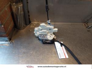 O144338 Gebruikte slotmechaniek portier 4deurs rechts-voor Volkswagen Passat