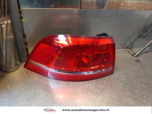 O144371 Gebruikte achterlicht links Volkswagen Passat