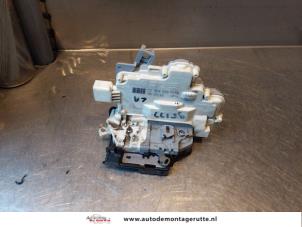O144382 Gebruikte portierslot mechaniek 4deurs links-achter Volkswagen Passat