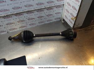 O144521 Gebruikte homokineetas links-voor Volkswagen Passat