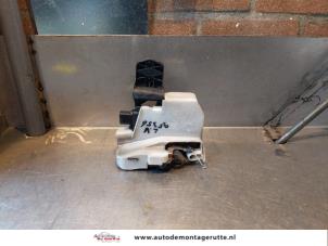 O145000 Gebruikte slotmechaniek portier 4deurs links-voor Volkswagen Passat