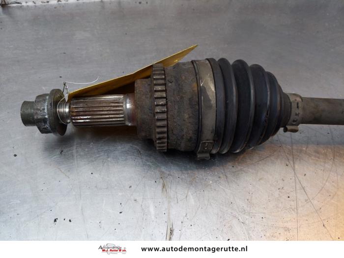 Aandrijfas links-voor van een Suzuki Swift (ZA/ZC/ZD1/2/3/9) 1.5 VVT 16V 2006