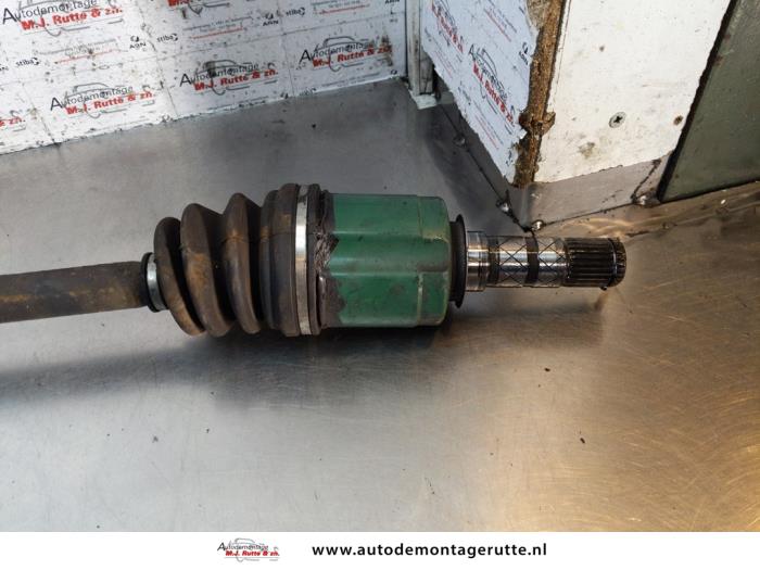 Homokineetas links-voor van een Subaru Impreza II Plus (GG) 1.5 R 16V 2007