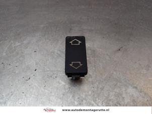 O145131 Gebruikte schakelaar elektrisch raam Peugeot 106