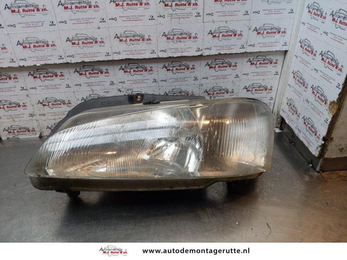 Gebruikte Koplamp links Peugeot 106 O145139