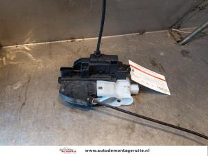 O145359 Gebruikte slotmechaniek portier 4deurs links-achter Kia Cee'D
