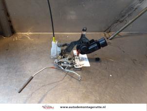 O145558 Gebruikte deurslot mechaniek 2deurs rechts Toyota Aygo