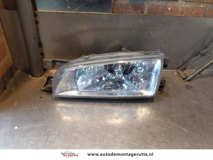 Koplamp links van een Subaru Impreza I (GC) 1.6i 16V 4x4 1997