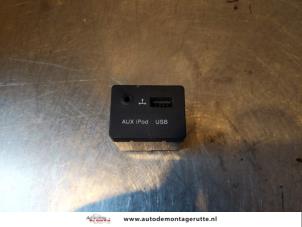Gebruikte AUX/USB aansluiting Kia Cee'd (EDB5) 1.4 CVVT 16V Prijs € 20,00 Margeregeling aangeboden door Autodemontage M.J. Rutte B.V.