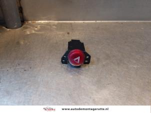 O145976 Gebruikte schakelaar paniekverlichting Mitsubishi Colt