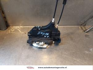 O145978 Gebruikte slotmechaniek portier 4deurs links-achter Mitsubishi Colt