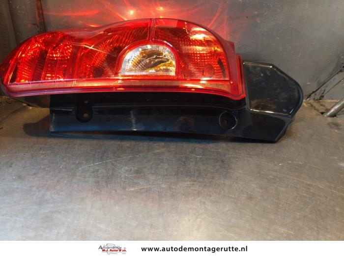 Achterlicht links van een Mitsubishi Colt (Z2/Z3) 1.1 12V 2011