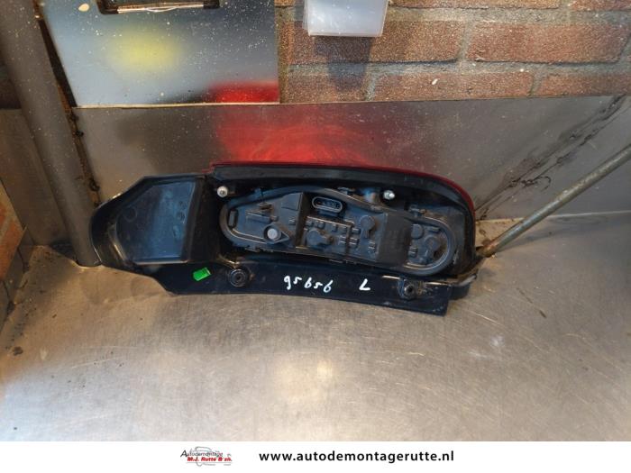 Achterlicht links van een Mitsubishi Colt (Z2/Z3) 1.1 12V 2011