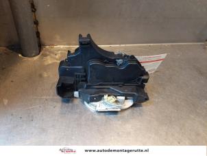 O145993 Gebruikte slotmechaniek portier 4deurs rechts-achter Mitsubishi Colt