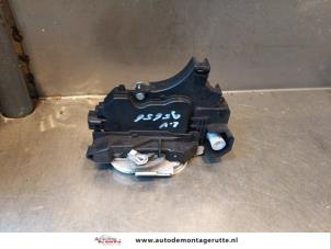 O145996 Gebruikte portierslot mechaniek 4deurs links-voor Mitsubishi Colt