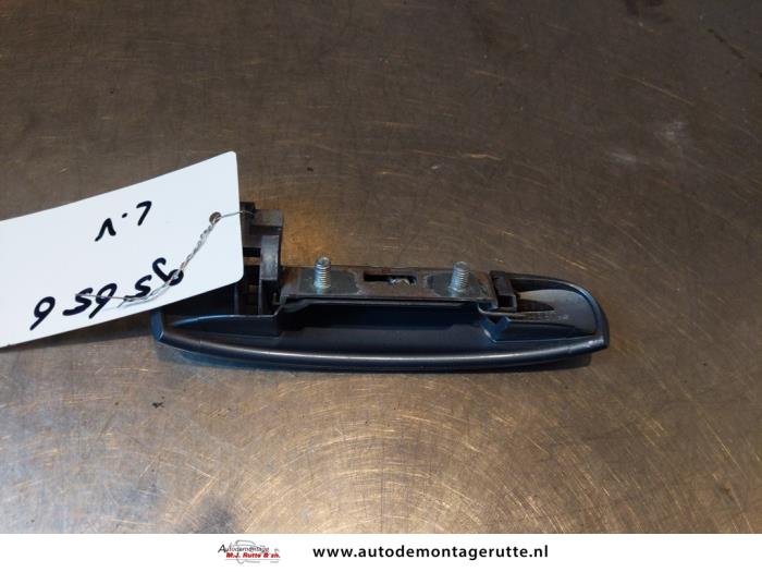 Portiergreep 4Deurs links-voor van een Mitsubishi Colt (Z2/Z3) 1.1 12V 2011