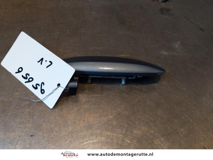 Portiergreep 4Deurs links-voor van een Mitsubishi Colt (Z2/Z3) 1.1 12V 2011