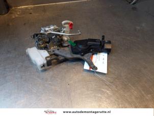 Gebruikte Portierslot Mechaniek 4Deurs links-voor Toyota Aygo (B10) 1.0 12V VVT-i Prijs op aanvraag aangeboden door Autodemontage M.J. Rutte B.V.