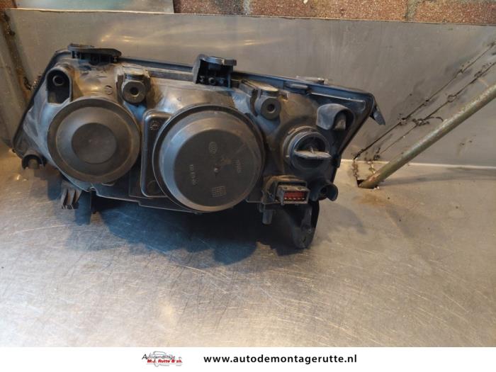 Koplamp rechts van een Saab 9-3 II Sport Sedan (YS3F) 1.8t 16V 2003