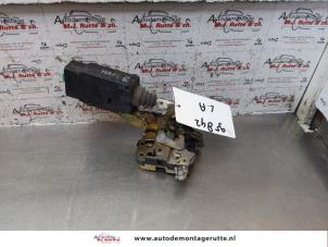 O146524 Gebruikte slotmechaniek portier 4deurs links-achter Volvo V40