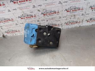 O146561 Gebruikte slotmechaniek portier 4deurs links-voor Volvo XC90