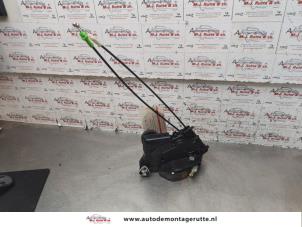 O146826 Gebruikte slotmechaniek portier 4deurs rechts-voor Toyota Yaris