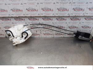 O146930 Gebruikte slotmechaniek portier 4deurs links-achter Opel Agila