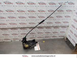 O147025 Gebruikte slotmechaniek portier 4deurs links-voor Opel Astra