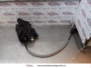 O147147 Gebruikte deurslot mechaniek 4deurs links-voor Seat Mii
