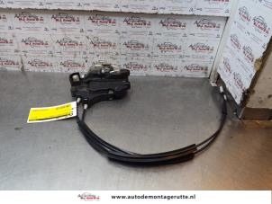 O147466 Gebruikte portierslot mechaniek 2deurs links Mitsubishi Colt