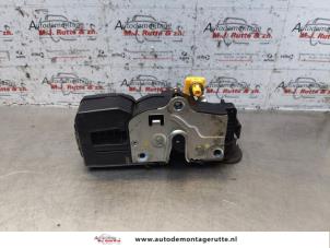 O147524 Gebruikte slotmechaniek portier 4deurs rechts-achter Chevrolet Captiva