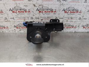 O147618 Gebruikte slotmechaniek achterklep Opel Corsa