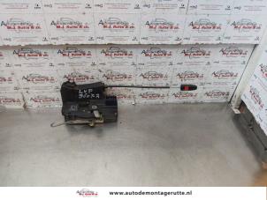 O147620 Gebruikte slotmechaniek portier 4deurs links-voor Opel Astra